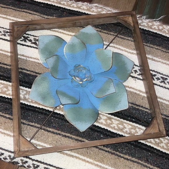 *KEPT 16x16 Elegant 3D wood and metal flower wall hanging Kirkland’s - Picture 1 of 7